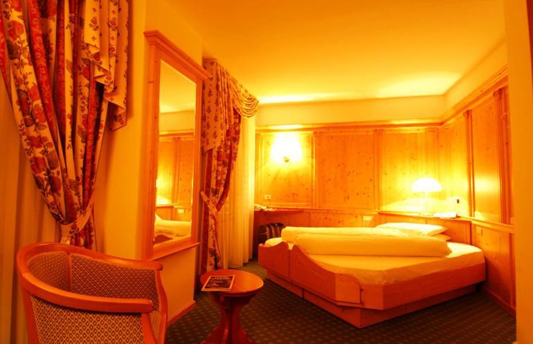 Hotel Cevedale Living Romance Hotel Cogolo Habitación foto
