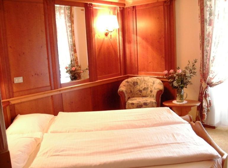 Hotel Cevedale Living Romance Hotel Cogolo Habitación foto